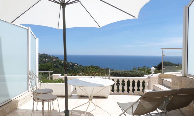 Les Issambres Apartment | Oceanfront Flat with Air Conditioning & Scenic Sea Views