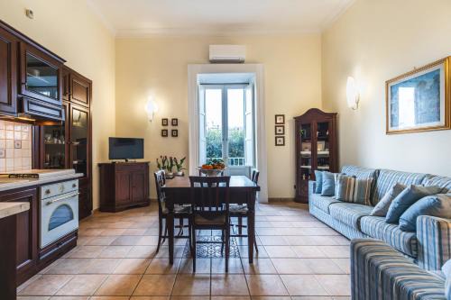 Sorrento City Centre Apartment | Oceanfront Flat Rosanna: Perfect for Family Getaways!