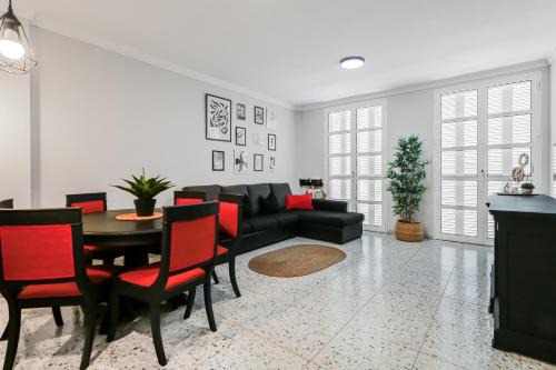Vegueta Apartment | Cozy Flat Triana: Family-Friendly Stay with Top Ratings