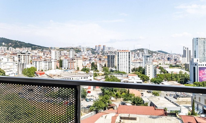 Kartal Apartment | Flat w Shared Pool and Garden 15 min to Coast