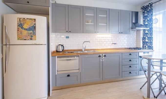 Rasimpasa Apartment | Cozy Flat with Balcony by Bull Statue in Kadikoy