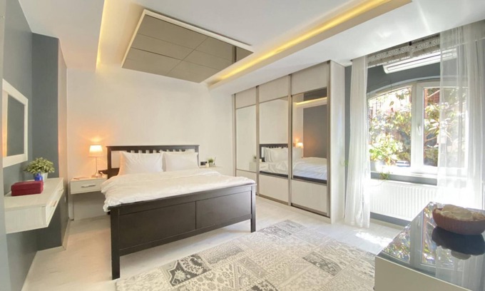Uskudar Apartment | Cozy Flat with Bosphorus Views and Backyard in Uskudar