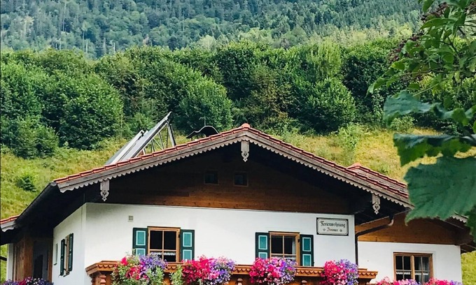 Schneizlreuth House | Cozy Holiday Apartment Weißbach for 1-4 Guests with Kitchen