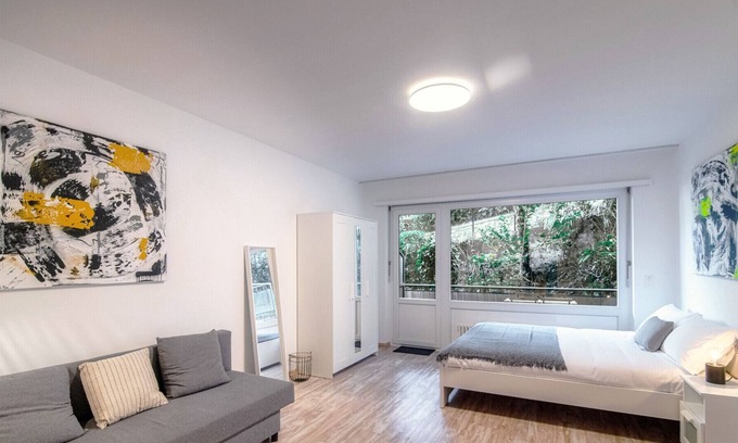 Paradiso Apartment | Cozy Flat with Terrace, Steps from the Station at PONTE PARADISO