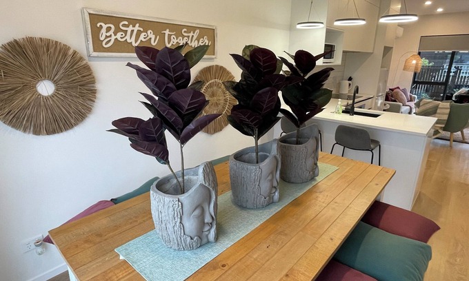 Flat Bush House | Comfortable Flatbush Holiday Townhouse with Breakfast & Kitchen