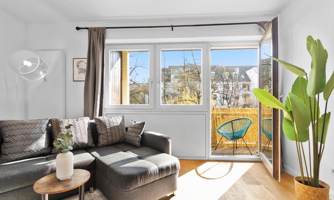 Friedenheim Apartment | Inviting Flatista Homes - Hirschgarten: Pet & Child Friendly