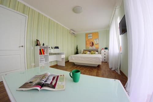 Dzerzhyns'kyi District Apartment | Charming Flatsy at Botanichniy Sad: Pet-Friendly Retreat