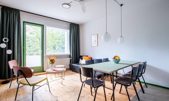 Mitte Apartment | Stylish Berlin 18: Family-Friendly with Spa & Kitchen