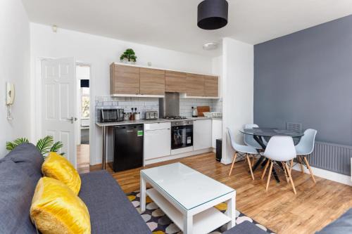 Sefton Park Apartment | Stylish Flatzy: Steps from Sefton Park & City Center