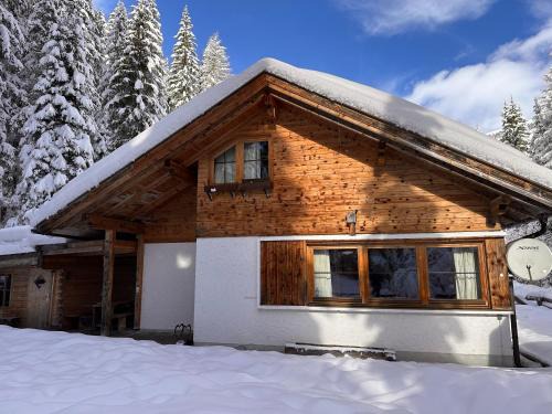 Innerkrems Ski Chalet | Discover Fleissner Hütte: Family & Pet-Friendly Retreat