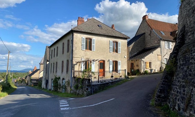 Saint-Leger-sous-Beuvray Apartment | Cozy Family Retreat at Fleurs au Bourg - Pet Friendly Stay