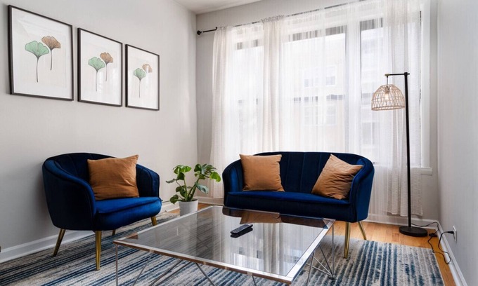 East Village Apartment | Convenient Flexhome Ukrainian Village 2BR with Kitchen