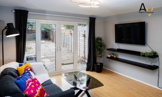 Northampton House | Trendy Pop Art House in Northampton with Free Parking