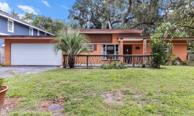 Crystal River House | Pet-Friendly Coral House with Pool Steps from Kings Bay