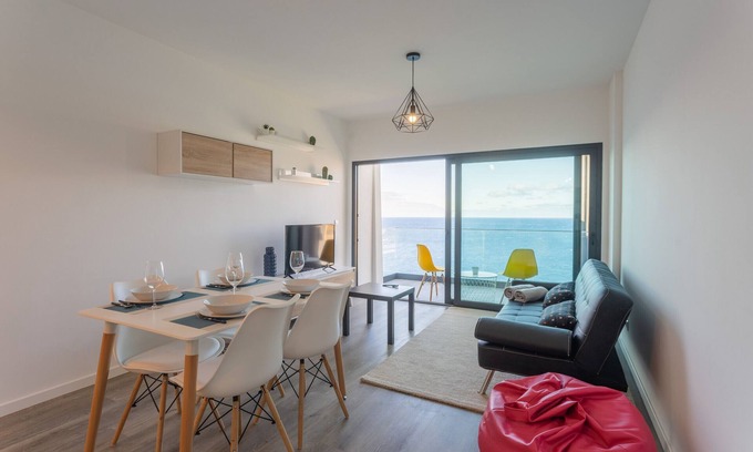Gaula Apartment | Ocean View Retreat with Balcony and Spa Amenities