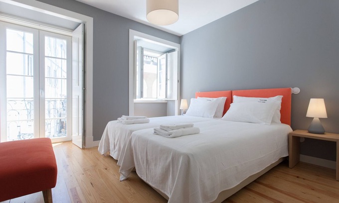Merces Apartment | Elegant FLH Príncipe Real Apartment with Spa & Kitchen