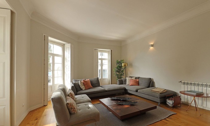 Foz do Douro Ski Chalet | Elegant Seaside House in Porto with Spa & Breakfast