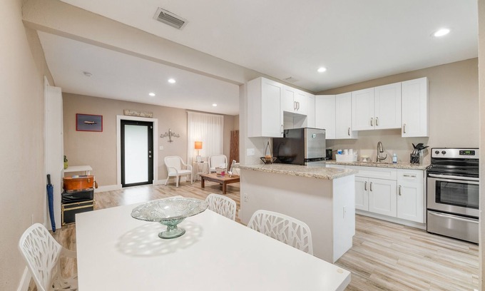 Coral Terrace House | Pet-Friendly Flight Deck in the Heart of Southwest Area