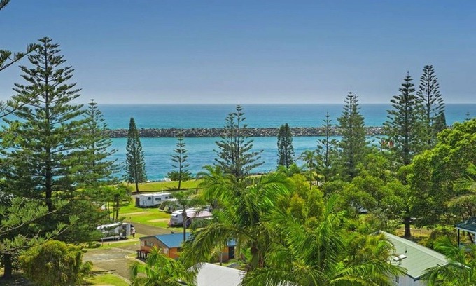 Port Macquarie Apartment | Scenic Hastings River & Breakwall Views with Pool Access