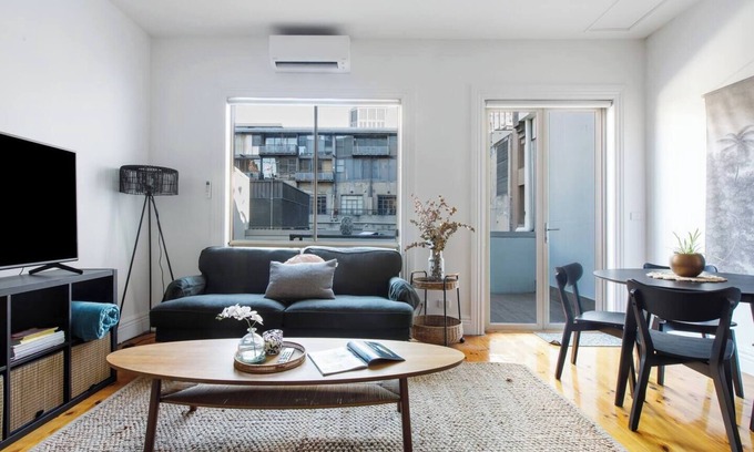 Melbourne Central Business District Apartment | Discover Flinders: A Cozy City Retreat for Couples