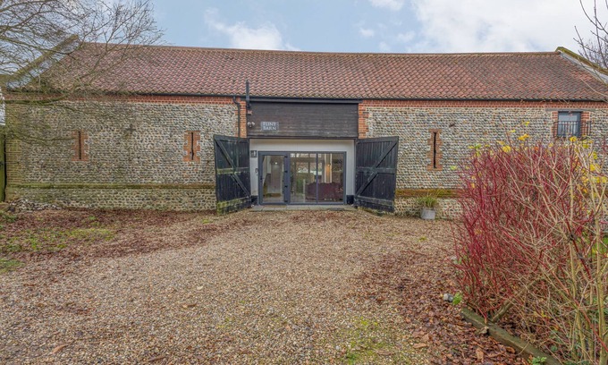 North Walsham Cottage | Pet-Friendly FLINT BARN: Enjoy Ocean Views in Knapton