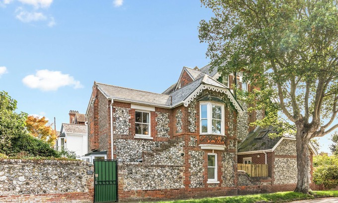 Littlehampton Cottage | Flint Cottage: Guest Rated 10/10 with Breakfast & Kitchen