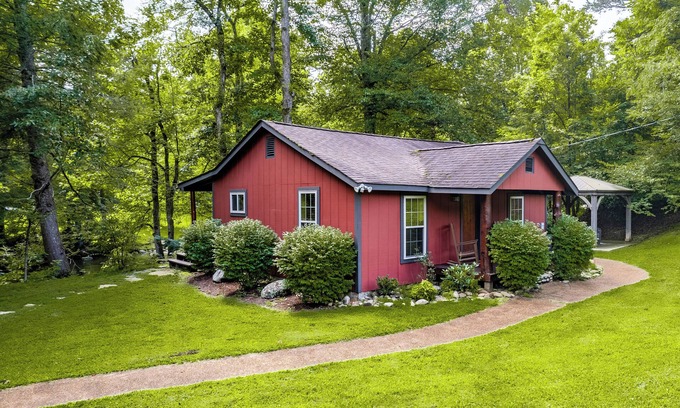 Pittman Center Cabin | Scenic Flint Rock Cabin by the Water - Rated 10/10