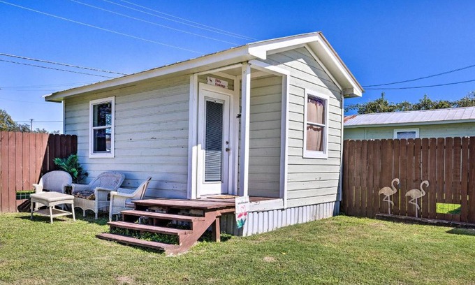 Canyon Lake Apartment | Pet-Friendly Flirty Flamingo Studio Near Canyon Lake