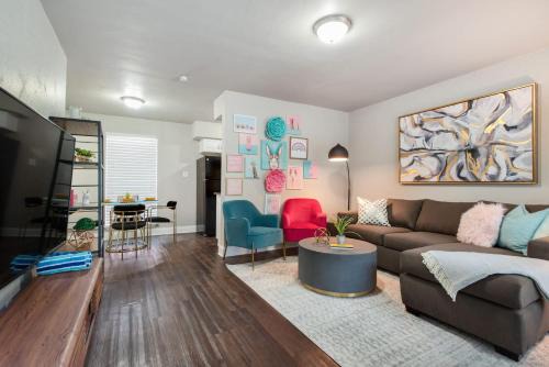 Oakmont Heights Apartment | Relax at Flirty Flamingos: Poolside Retreat for 10 Guests