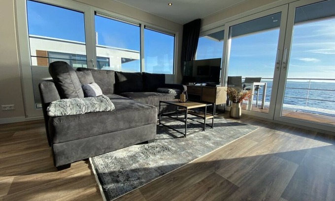 Laasow Boat Rental | Charming Floating House "Time Out" with Family-Friendly Amenities