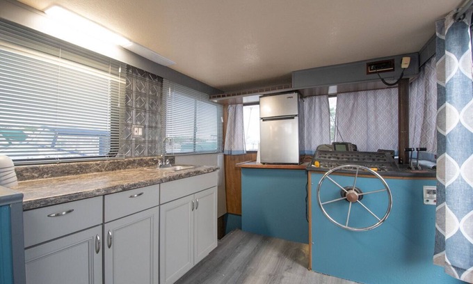 Patchogue Boat Rental | Unforgettable Floating Holiday: Embrace the Boat Life