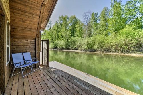 Vancouver House | 10/10 Rated Floating Home on Columbia River with Kayaks