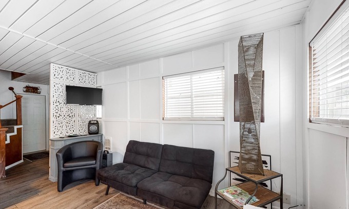 Bayview Boat Rental | Serene Floating Home with Lake Access & Full Kitchen