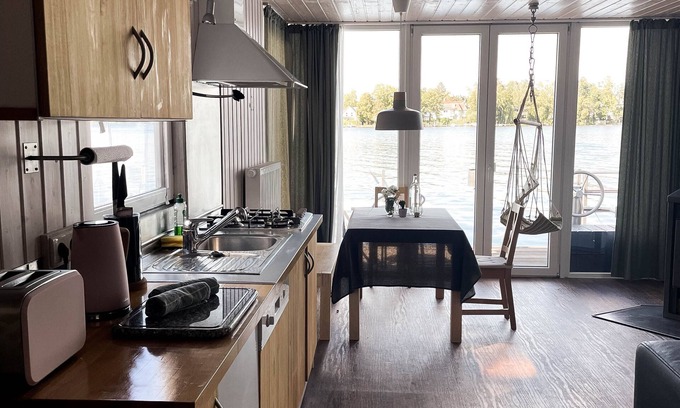Tegel Boat Rental | Relaxing Floating Home on Valentinswerder with Breakfast