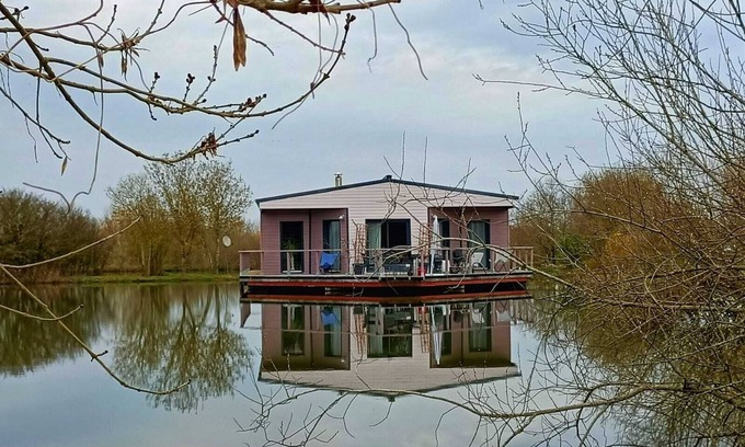 Le Langon House | Relaxing Floating House with Pool, Spa & Ocean Views