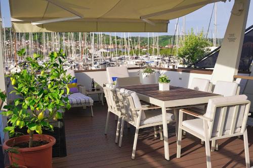 Seca House | Pet-Friendly Floating Sea House MIRAMARE with Ocean Views