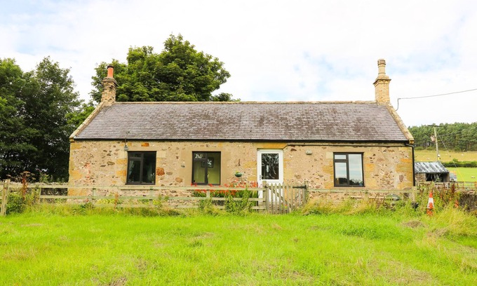 Cornhill on Tweed Cottage | Cozy Flodden Edge Farm Cottage with Open Fire & Pets Welcome
