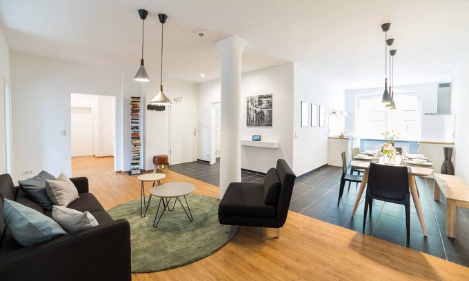 Moabit Apartment | Spacious Entire Floor with Breakfast for Up to 21 Guests