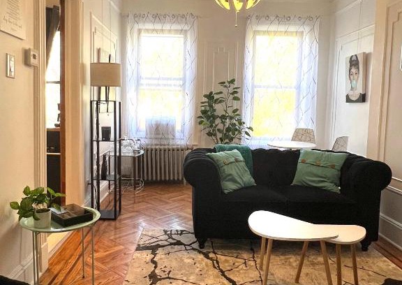 Bedford-Stuyvesant Apartment | Historic Brownstone Floor-Thru Apartment with Great Amenities