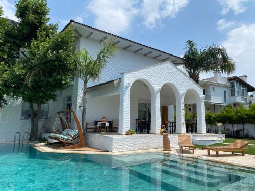 Boyalık Mahallesi Hotel | Explore Flora Boheme Butik Otel with Oceanfront Views