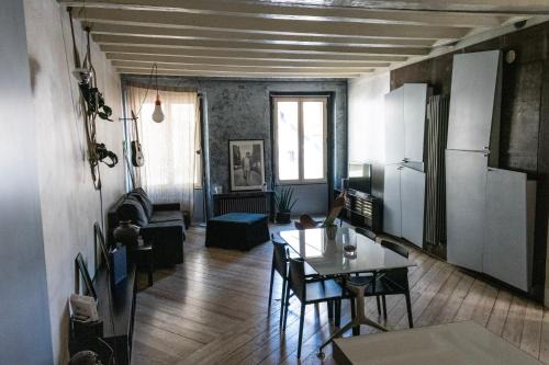 Citta Alta House | Explore Flora Inn - Cozy Apartment in Piazza Vecchia