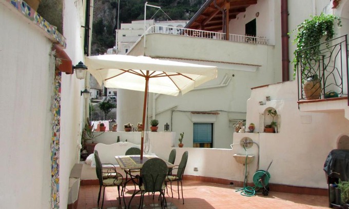 Atrani House | Discover Flora: Pet-Friendly Haven with Family Amenities