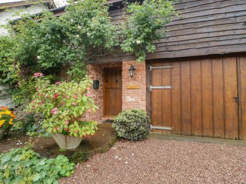 Crowcombe House | Cozy Flora's Barn: Pet-Friendly Retreat for Family Getaways