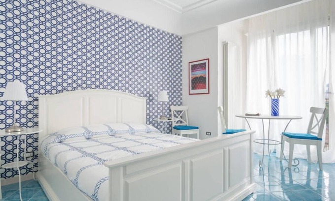 Vomero Apartment | Charming FLORA WIFI SUITE in Chiaia with Spa & Pet Friendly