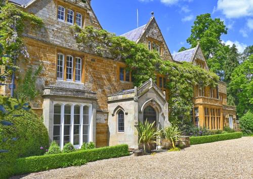 Pottersbury House | Discover Flore House: Guest Rated 9/10 for Unforgettable Stays