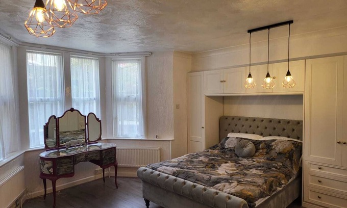 Weston-super-Mare Cottage | Cozy Florence Beach House with Ocean View in Weston-Super-Mare