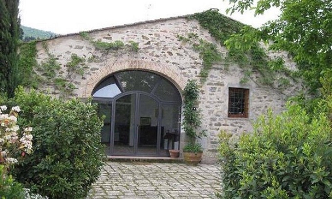Caldine Apartment | Elegant Florence Countryside Apartment with Pool Access