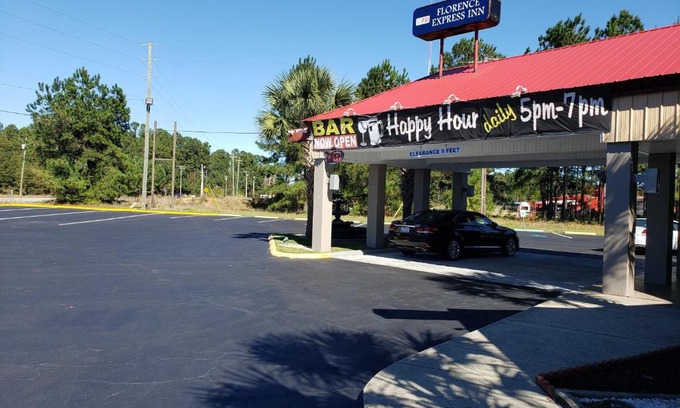 Florence Hotel | Convenient Stay at Florence Express Inn with Pool & Dining