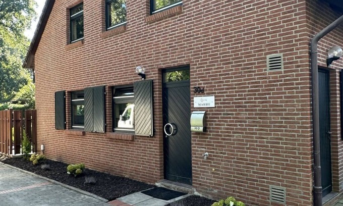 Dangast House | Florentine - MarBi: Pet-Friendly Haven with Breakfast Included