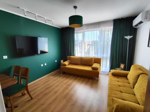 Asenovgrad Apartment | Flores Park white red rose